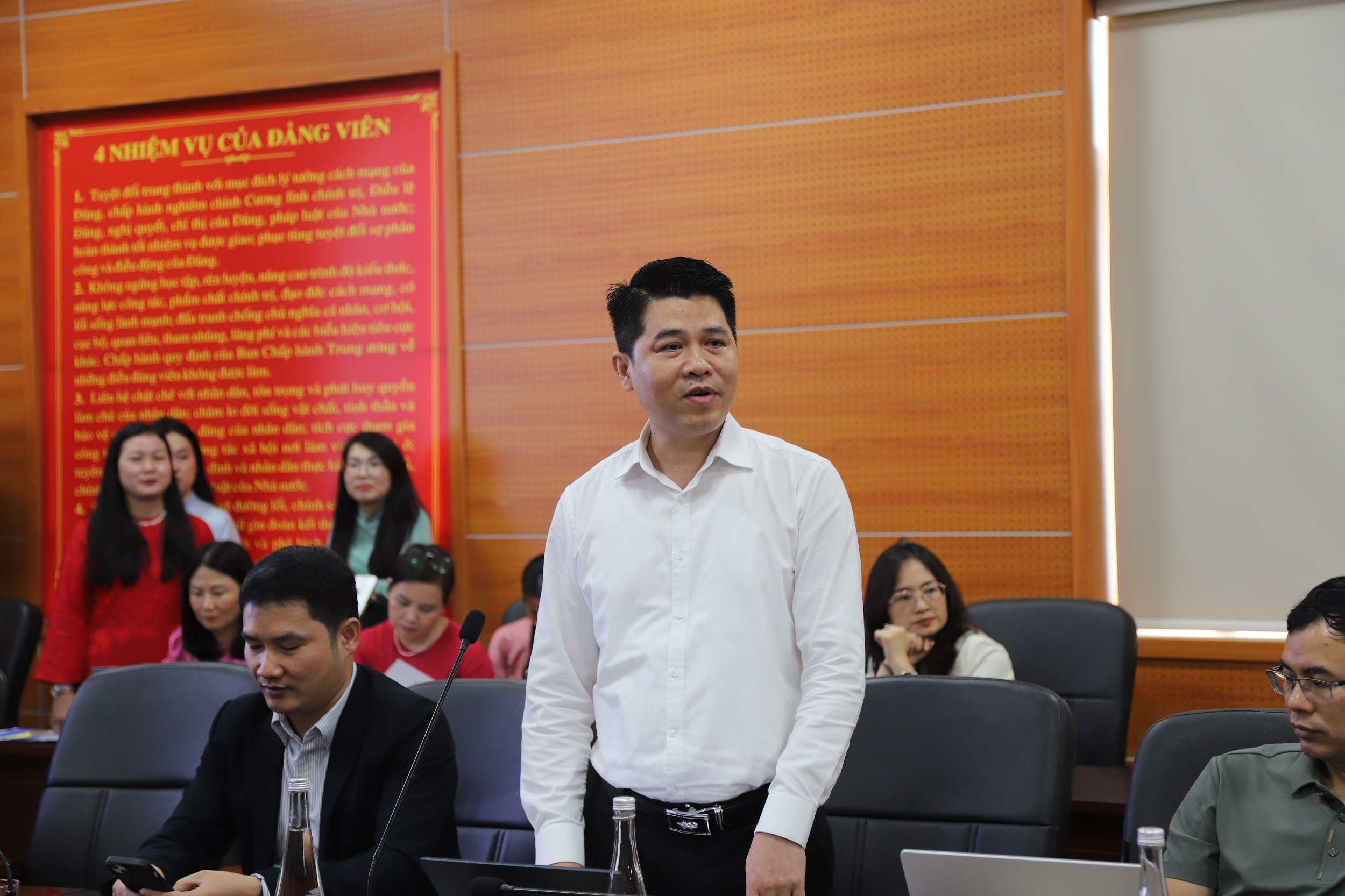 11-phat-bieu-tai-thoa-luan-2-1778775088 11-phat-bieu-tai-thoa-luan-2-1778775088.jpg
