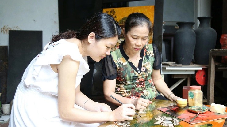 nghe-nhan-nguyen-thi-hoi-truyen-day-nghe-son-mai-cho-the-he-tre-trong-lang-trang-thong-tin-dien-tu-xa-xa-hong-van-1778135471 nghe-nhan-nguyen-thi-hoi-truyen-day-nghe-son-mai-cho-the-he-tre-trong-lang-trang-thong-tin-dien-tu-xa-xa-hong-van-1778135471.jpg