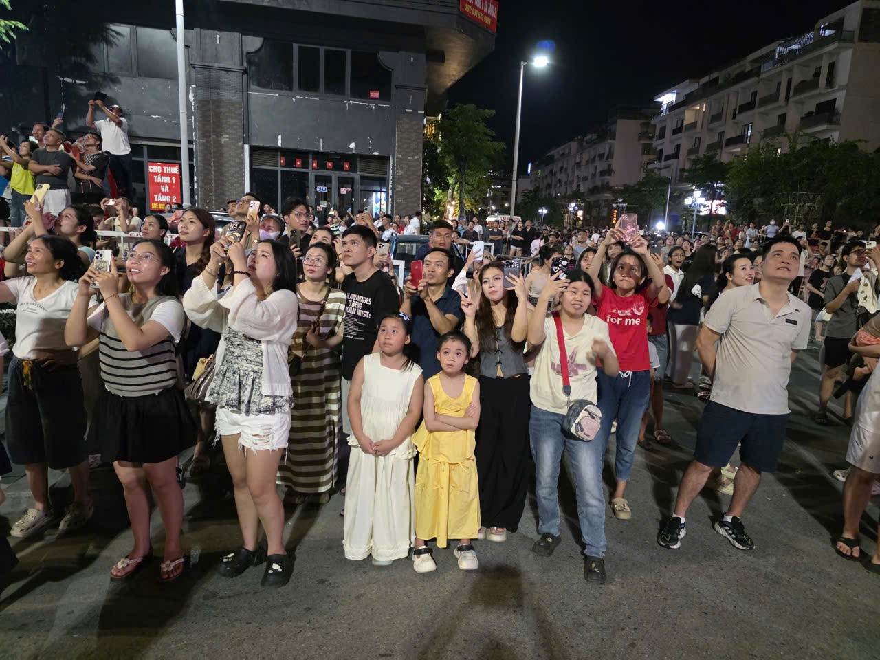 nguoi-xem-1779637951 nguoi-xem-1779637951.jpg