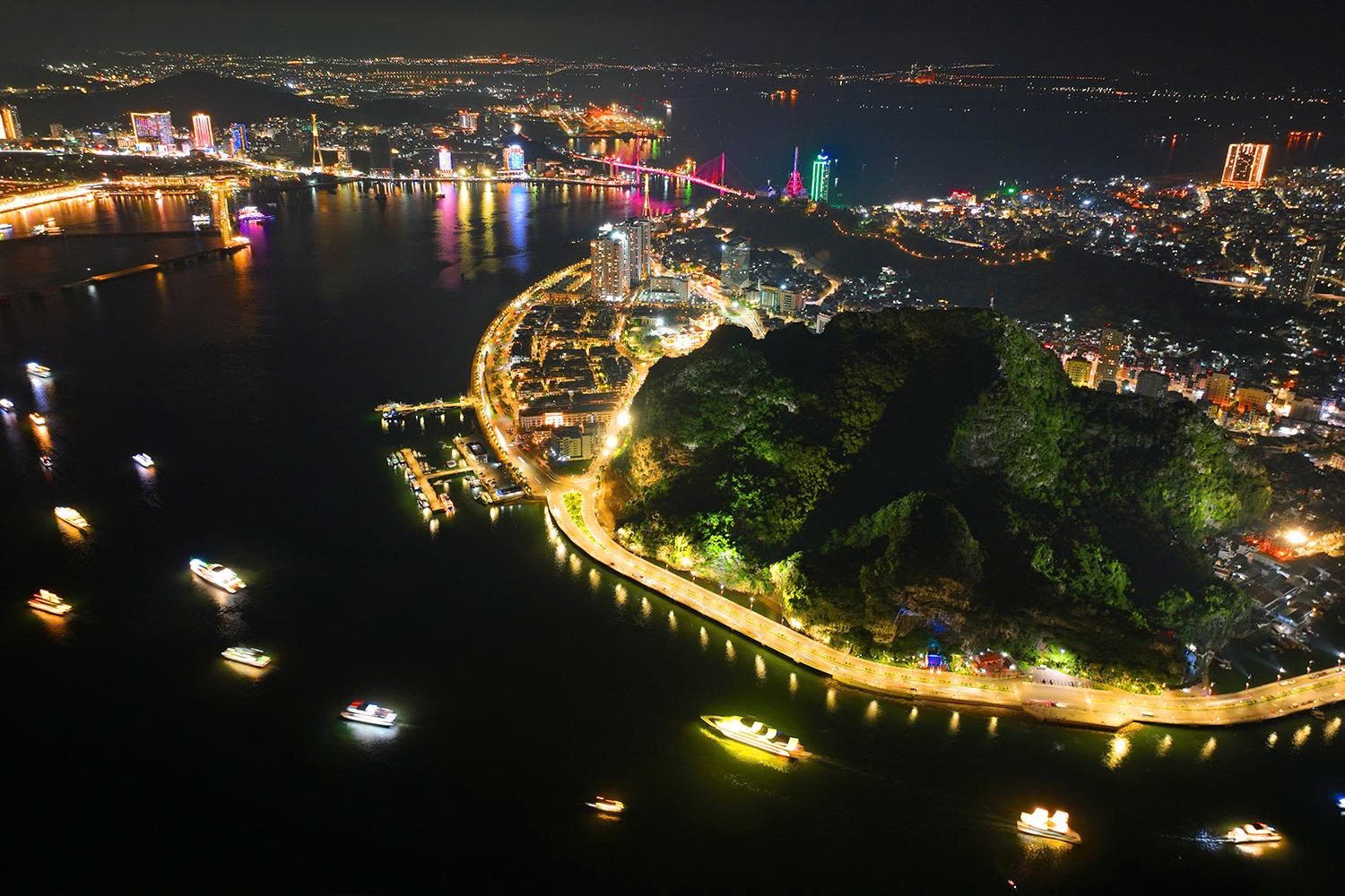 quang-canh-ha-long-dem-30426-1777635700 quang-canh-ha-long-dem-30426-1777635700.jpg