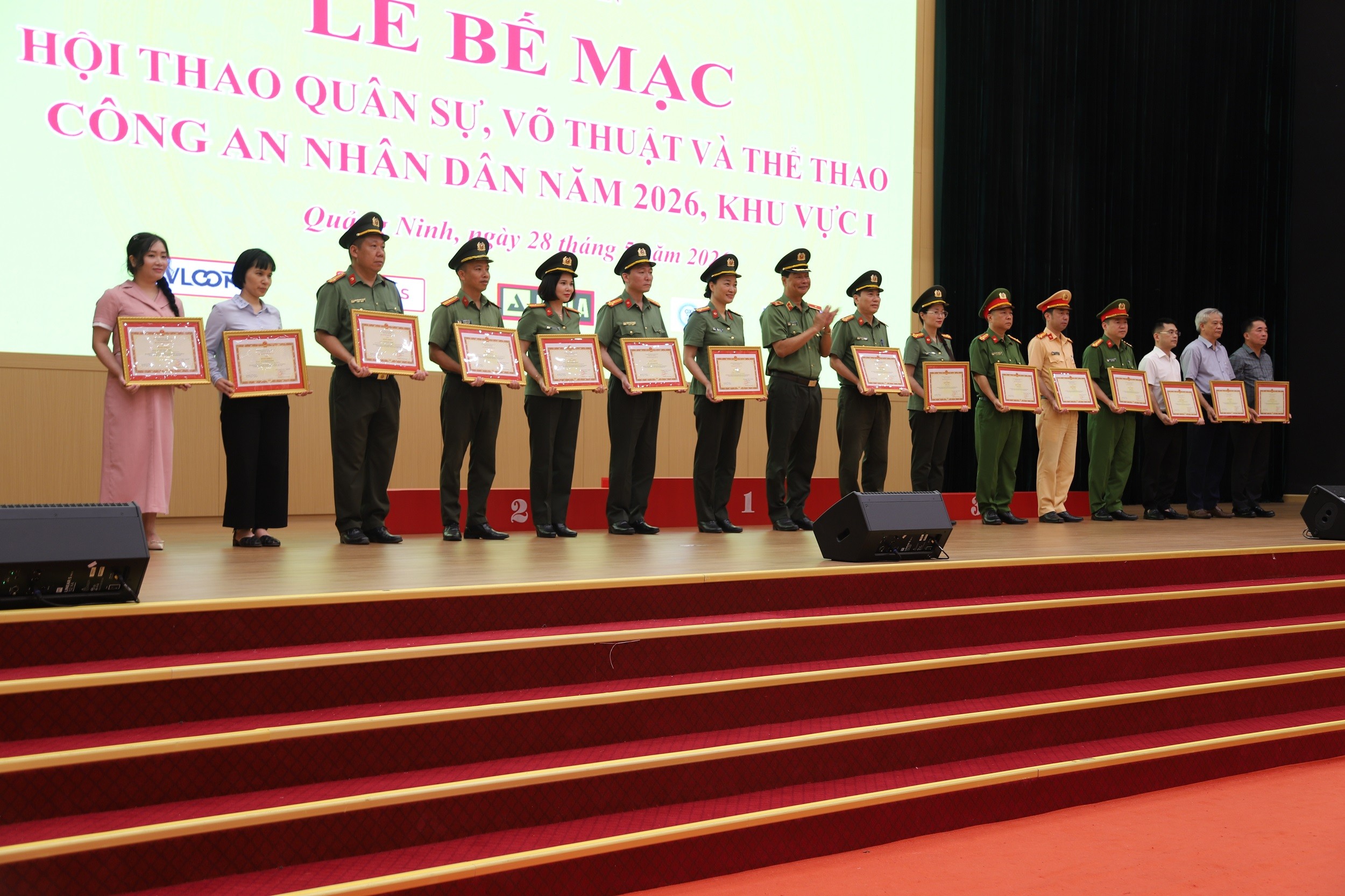 trao-bang-khen-1779981867 trao-bang-khen-1779981867.jpg