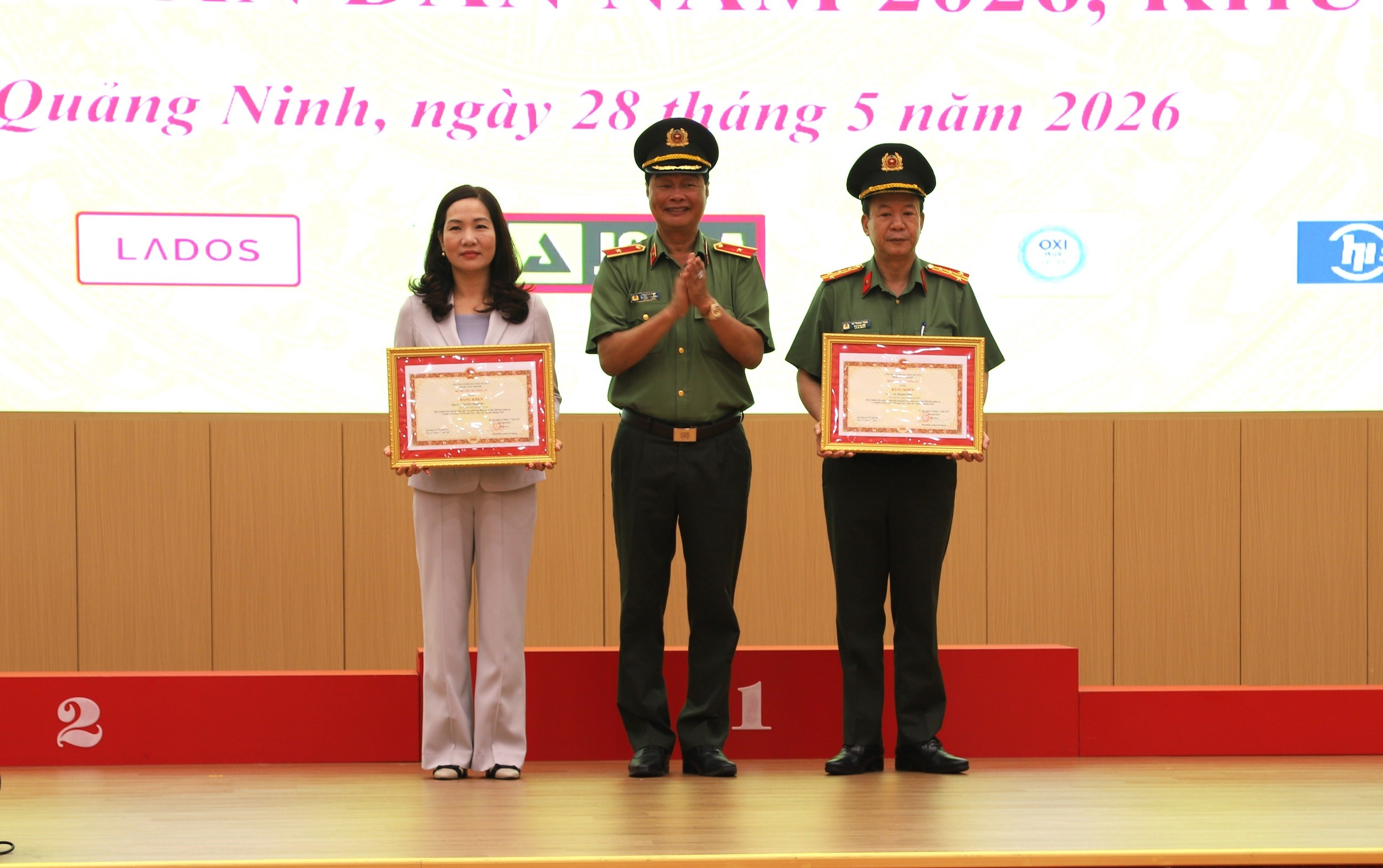 trao-bang-khen-cua-bo-1779981678 trao-bang-khen-cua-bo-1779981678.jpg