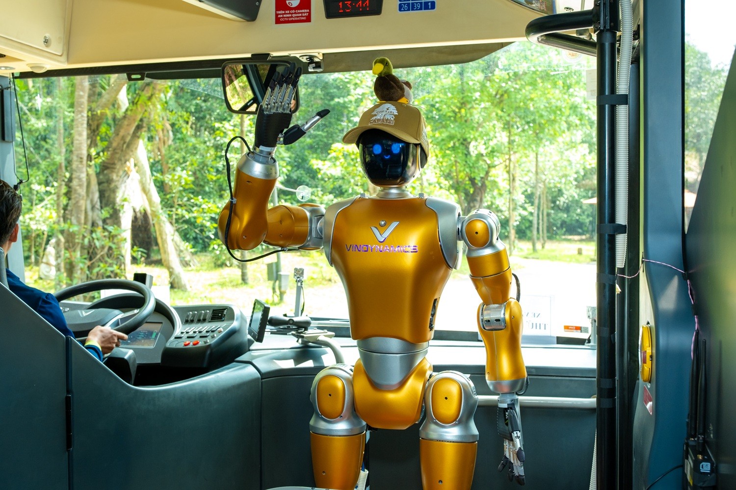 a2-robot-hinh-nguoi-dyno-dang-truc-tiep-thuyet-minh-mot-cach-hom-hinh-ve-cac-loai-dong-vat-1782114670 a2-robot-hinh-nguoi-dyno-dang-truc-tiep-thuyet-minh-mot-cach-hom-hinh-ve-cac-loai-dong-vat-1782114670.jpg