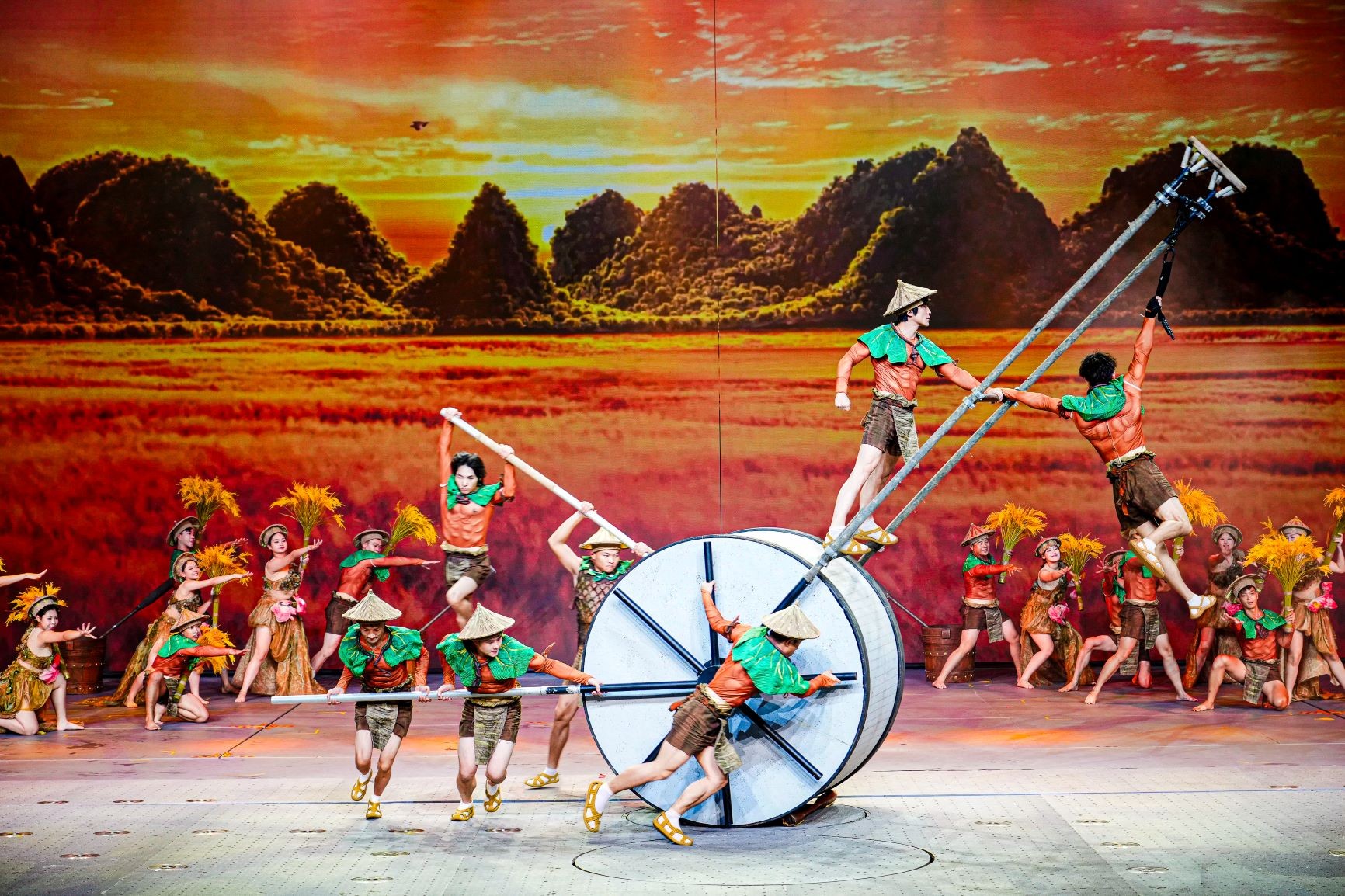 3-cac-nghe-si-thuc-hien-nhung-man-trinh-dien-ky-thuat-tren-khong-ket-hop-ngon-ngu-mua-xiec-va-hieu-ung-san-khau-de-tai-hien-nhung-lat-cat-giau-cam-xuc-cua-lich-su-dan-toc-vin-2-1783083761.jpg
