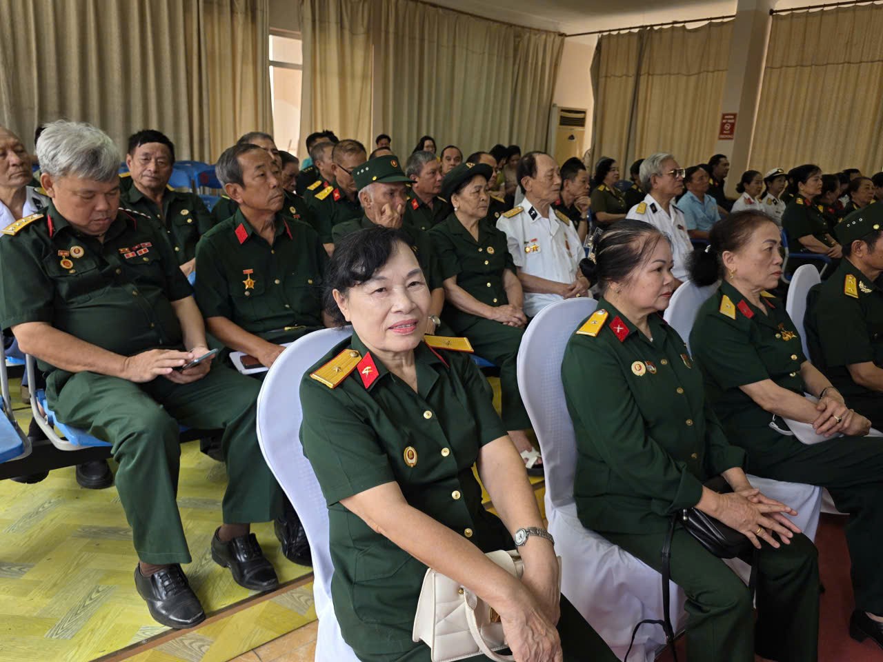 nguoi-xem-1784867622.jpg