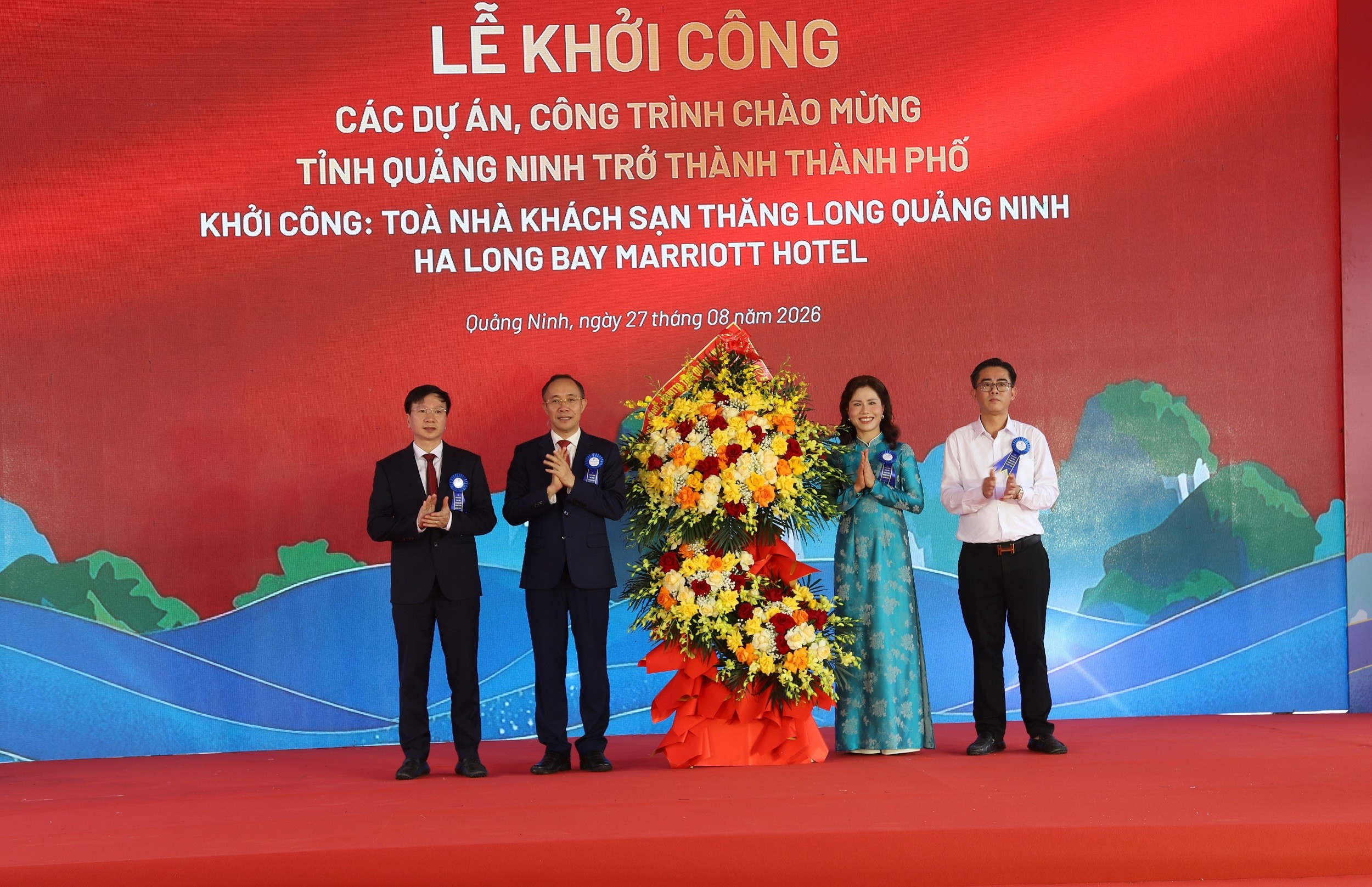 lanh-dao-dia-phuong-tang-hoa-1787846363 lanh-dao-dia-phuong-tang-hoa-1787846363.jpg