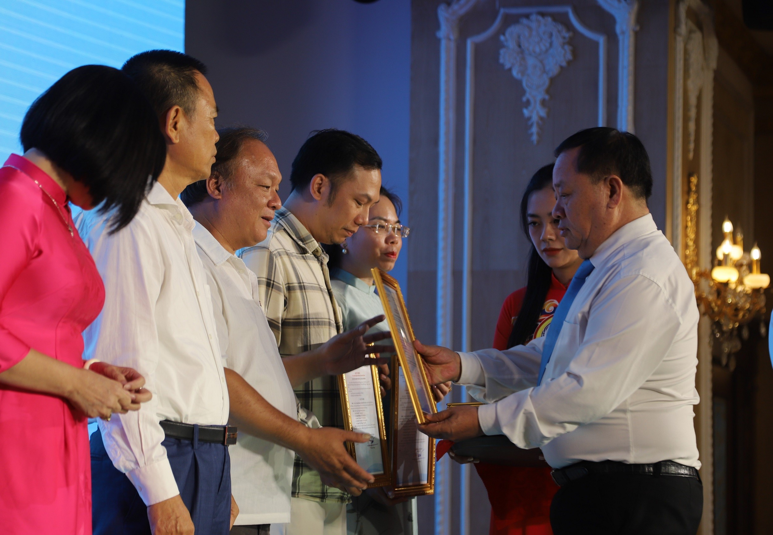 ong-xo-trao-quyet-dinh-1786974799 ong-xo-trao-quyet-dinh-1786974799.jpg