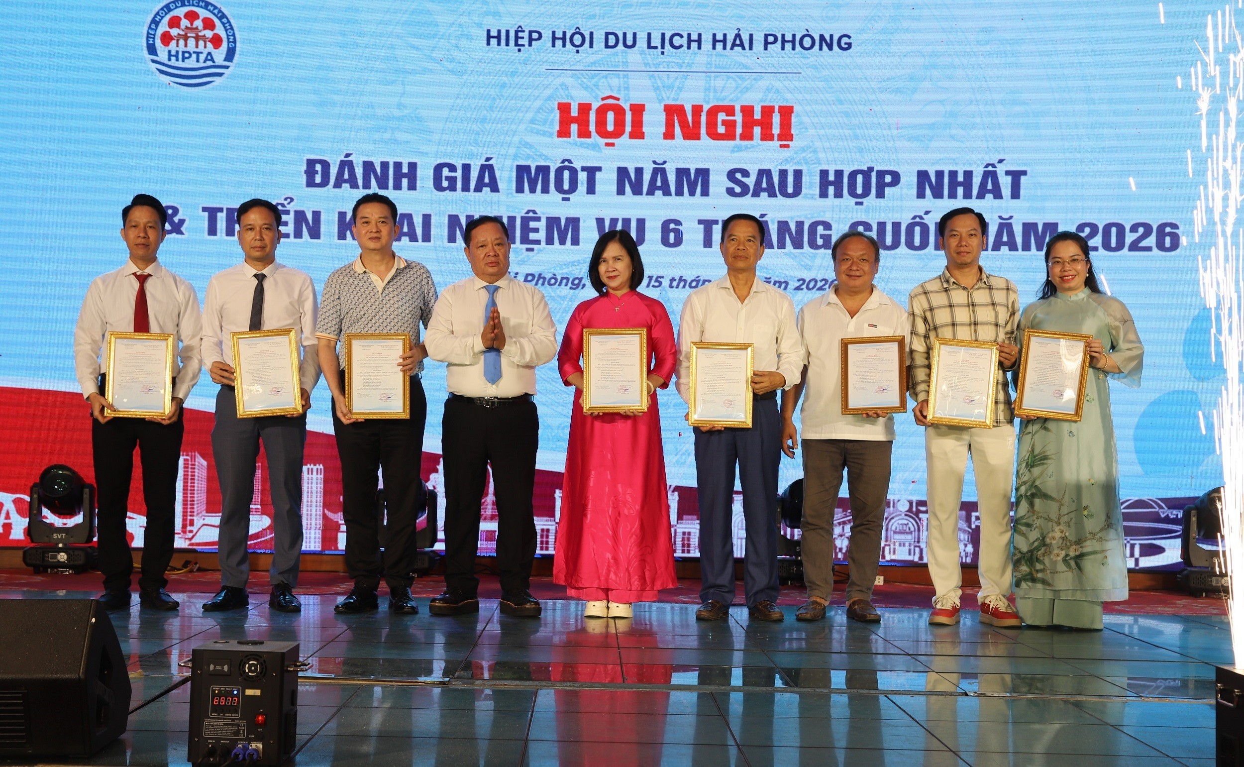 ong-xo-trao-quyet-dinh-2-1786974850-1789184226.jpg
